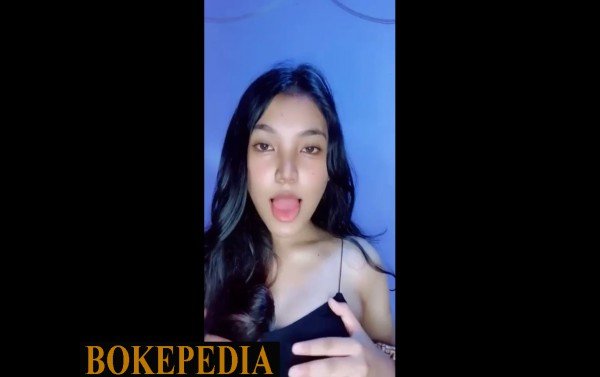 Laras Selebgram Part 3 pamer susu gede dan pentil pink di kamar